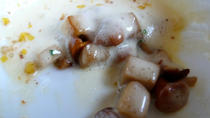 Œufs battus parfumés Amaretto et champignons sauvages 