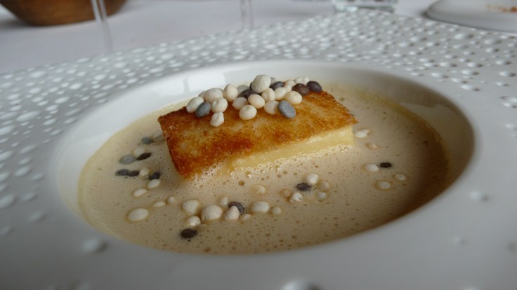 Lotte du lac et brochet en biscuit, jus d'oignons paille  