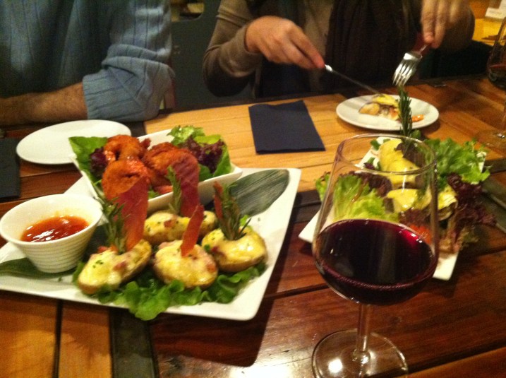 Le Tempura de crevettes et les pommes de terres au lard et fromage ...